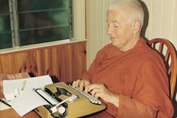 Ayya Khema am Schreibtisch